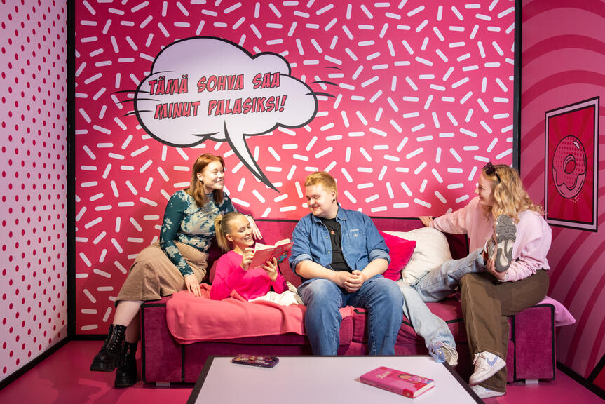 Ihmisiä museon sohvalla.