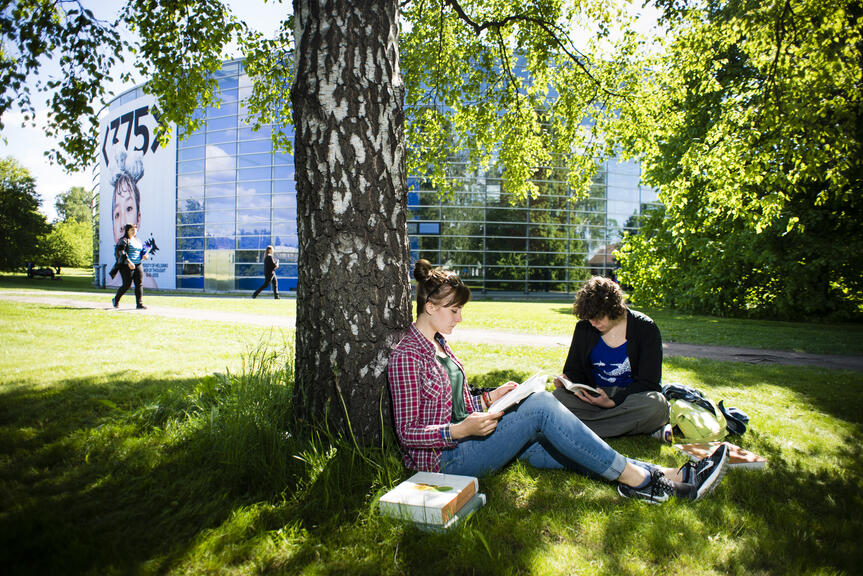 Kaksi ihmistä puistossa.