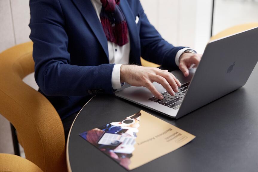 Työskentelyä tietokoneella.