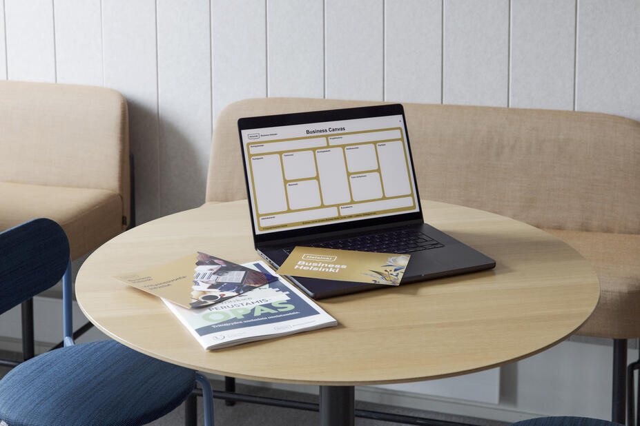 Materiaaleja pöydällä.