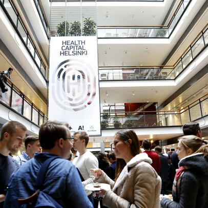 Ihmisiä tapahtumassa.