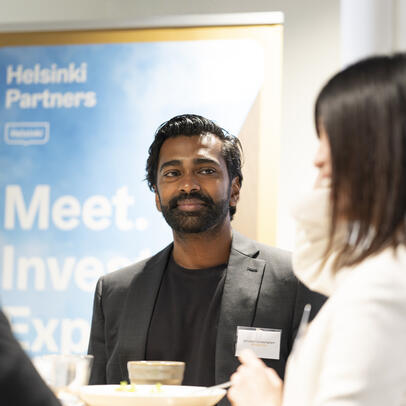 Ihmiset keskustelevat.