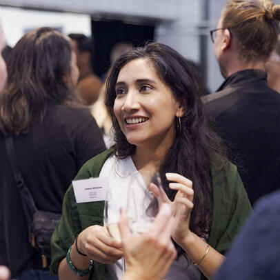 Ihmisiä tapahtumassa.