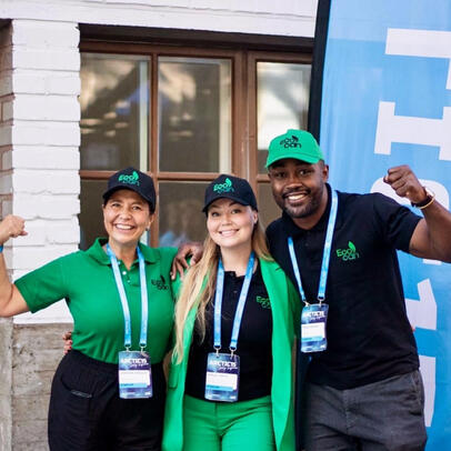 Kolme henkilöä iloitsevat.