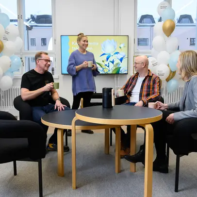 Yhdessä keskustelua.
