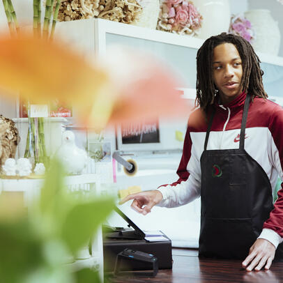 En person som arbetar i en blomsteraffär.