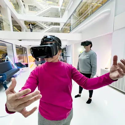 Ihminen kokeilee virtuaalilaseja.