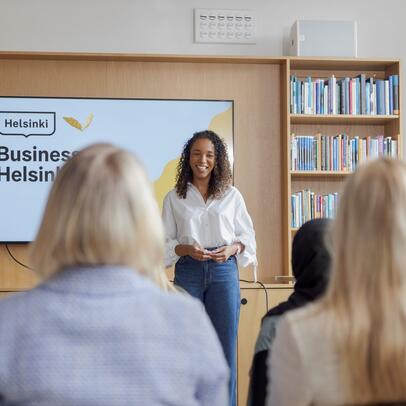 Henkilö esiintyy yleisölle.