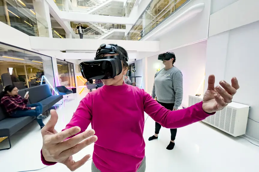 Ihminen kokeilee virtuaalilaseja.