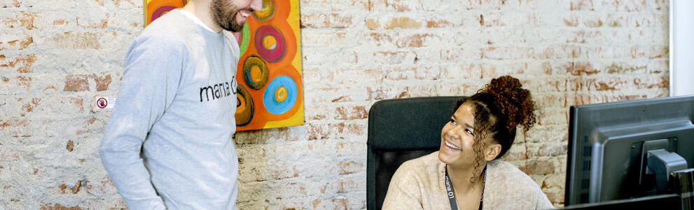 Kaksi henkilöä keskustelee.