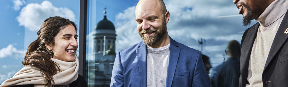 Ihmisiä ulkona.