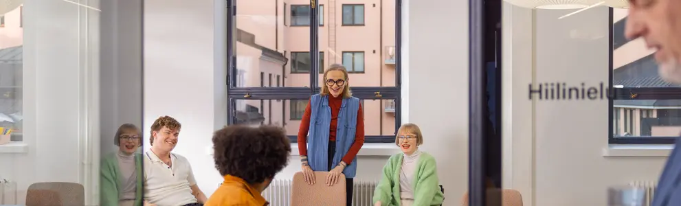Ihmisiä kokouksessa.