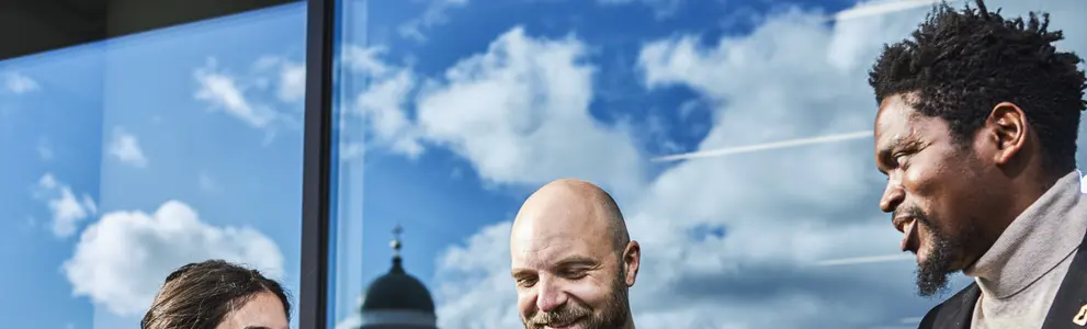 Kolme ihmistä keskustelee.